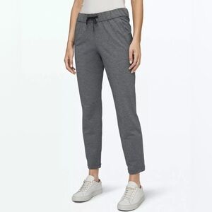 Lululemon on the fly 7/8 pant size 6